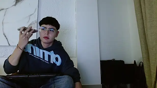 Snapshot of Jean_Martiiinez chatting on February 24, 1:25 am Jean Martiiinez online show from February 24, 1:25 am