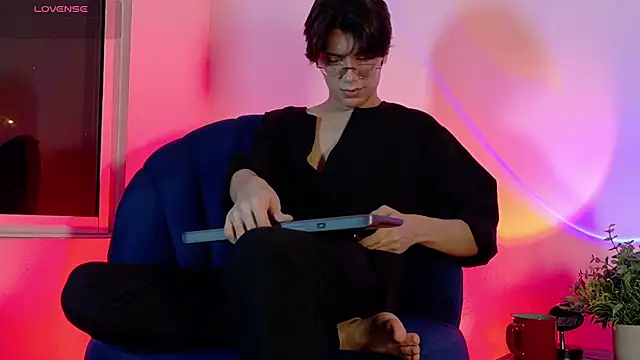 lui x dust online show from June 2, 3:19 am