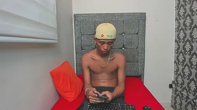 Little Twink19x online show from February 28, 12:00 am