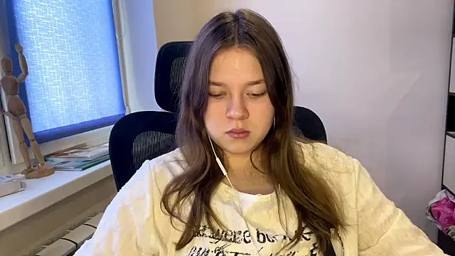 TomikoPfau online show from March 6, 7:49 am