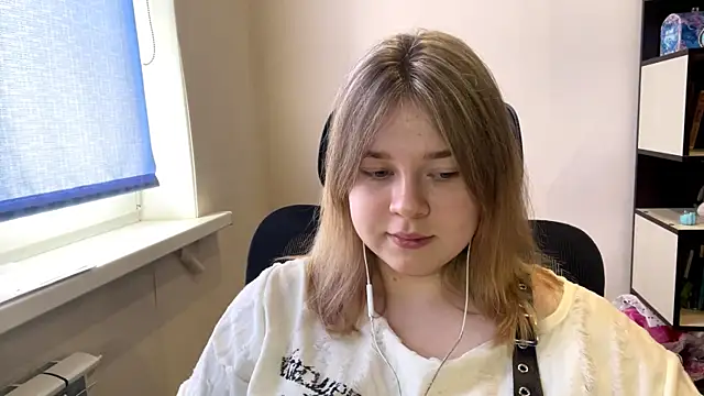 TomikoPfau online show from April 9, 7:47 am