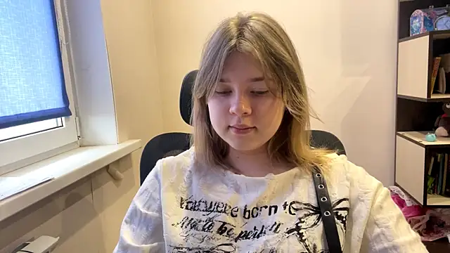 TomikoPfau online show from April 12, 5:12 am