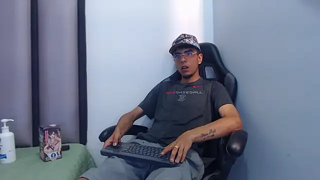 Snapshot of Endrick-23 chatting on March 1, 3:52 am Endrick-23 online show from March 1, 3:52 am