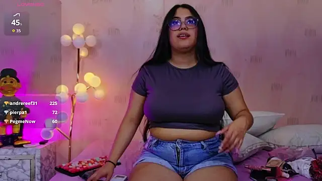 Snapshot of curvybuffgirllll chatting on July 6, 7:49 pm curvybuffgirllll online show from July 6, 7:49 pm