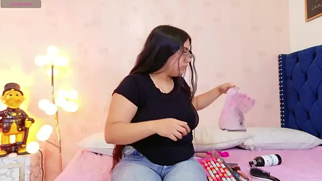 Snapshot of curvybuffgirllll chatting on July 15, 7:52 pm curvybuffgirllll online show from July 15, 7:52 pm