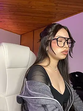 Snapshot of Mady_Pink chatting on February 27, 4:23 am Mady Pink online show from February 27, 4:23 am