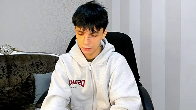 Snapshot of ClarkBev chatting on March 3, 6:19 am ClarkBev online show from March 3, 6:19 am