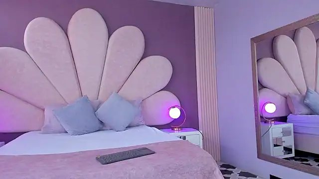 Snapshot of EmiilyRousee chatting on March 3, 4:35 pm EmiilyRousee online show from March 3, 4:35 pm