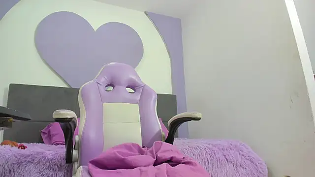 Snapshot of karola_cute_ chatting on March 27, 8:26 am karola cute online show from March 27, 8:26 am
