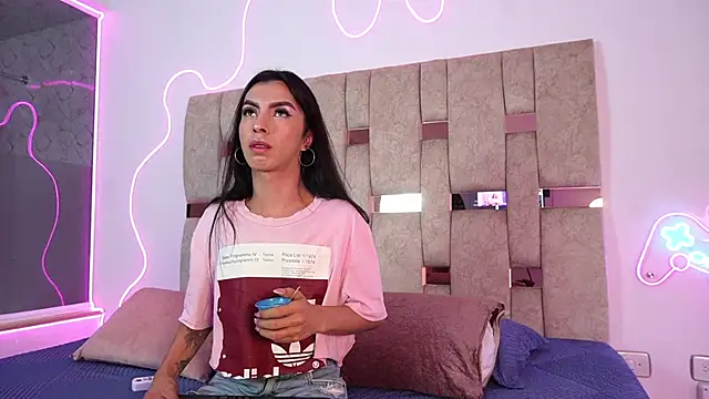 Fernanda thail  online show from April 13, 7:30 pm