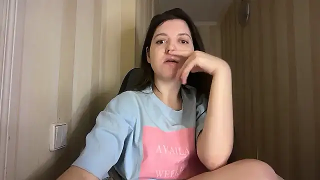 Snapshot of Eloise_Pattie chatting on February 22, 11:36 pm Eloise Pattie online show from February 22, 11:36 pm