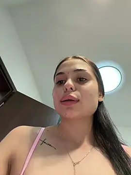 Snapshot of Olivia_Noor chatting on June 19, 7:17 pm Olivia Noor online show from June 19, 7:17 pm