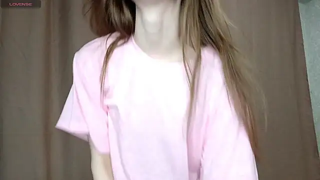 Snapshot of LeslieShay chatting on February 24, 5:33 pm LeslieShay online show from February 24, 5:33 pm