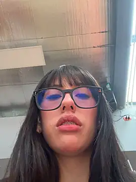 Snapshot of susi_chimm chatting on May 20, 1:28 pm susi chimm online show from May 20, 1:28 pm