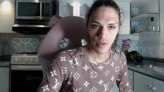 CrisOzzz online show from February 25, 8:40 pm