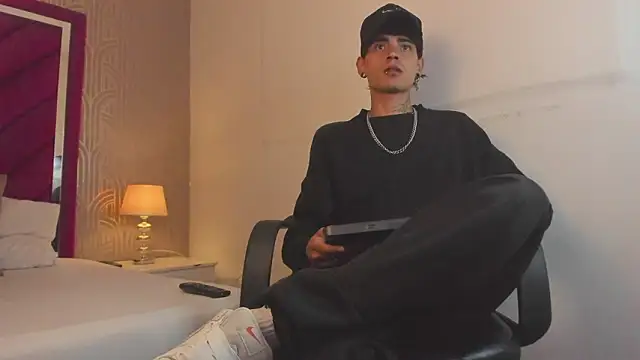 Snapshot of Dominic_Foxx chatting on February 24, 1:20 pm Dominic Foxx online show from February 24, 1:20 pm