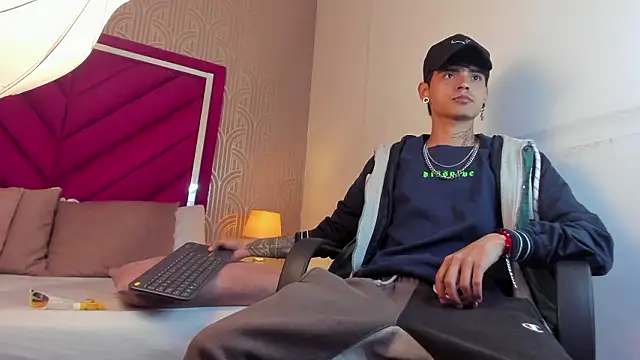 Snapshot of Dominic_Foxx chatting on February 26, 12:37 pm Dominic Foxx online show from February 26, 12:37 pm