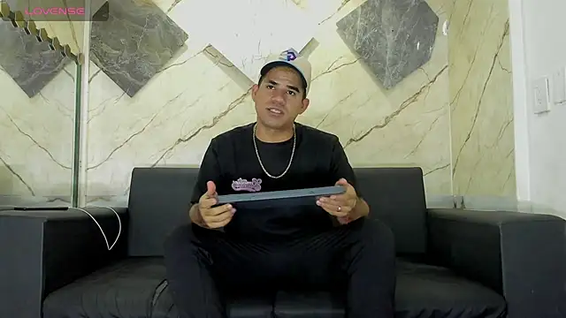 Snapshot of Latins_on_fire chatting on May 21, 11:39 am Latins on fire online show from May 21, 11:39 am
