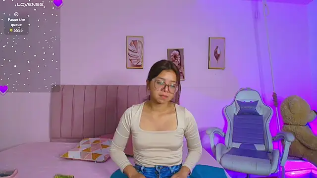 Zoow bluussh online show from February 24, 12:25 pm