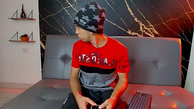 Snapshot of thiago_moreno chatting on February 26, 12:15 pm thiago moreno online show from February 26, 12:15 pm