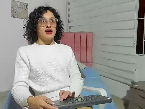 Snapshot of Maverick_angel chatting on April 13, 4:34 pm Maverick angel online show from April 13, 4:34 pm