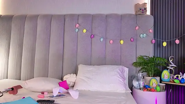 AlessiaAuren online show from April 4, 7:44 pm