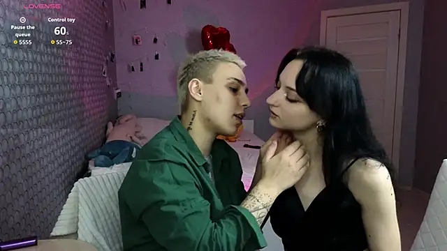 Snapshot of LuxuryLoverss chatting on February 24, 11:08 am LuxuryLoverss online show from February 24, 11:08 am