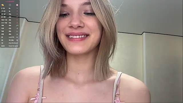 Snapshot of Carolini_i chatting on July 1, 4:40 pm Carolini i online show from July 1, 4:40 pm