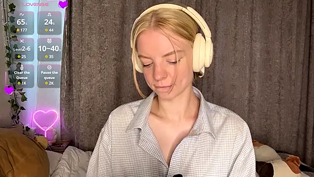 Snapshot of Marry_Sornatiko chatting on June 19, 3:27 pm Marry Sornatiko online show from June 19, 3:27 pm