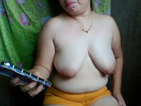 Snapshot of sweet_lhyn chatting on July 9, 3:10 am sweet lhyn online show from July 9, 3:10 am