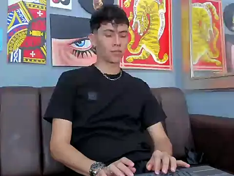 Snapshot of AronTawers chatting on March 3, 6:58 pm AronTawers online show from March 3, 6:58 pm