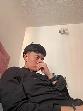 Snapshot of Tomnico_19 chatting on March 1, 7:49 pm Tomnico 19 online show from March 1, 7:49 pm