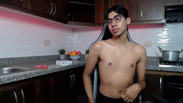 Snapshot of Eros_Lux chatting on May 2, 1:05 pm Eros Lux online show from May 2, 1:05 pm