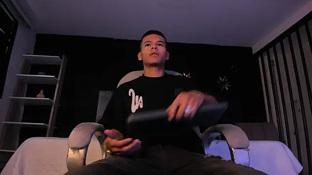 DylanRoyce  online show from April 14, 12:22 pm