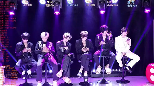 Snapshot of AOA-boy chatting on April 19, 5:29 am AOA-boy online show from April 19, 5:29 am