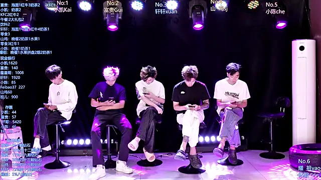 Snapshot of AOA-boy chatting on May 7, 11:10 pm AOA-boy online show from May 7, 11:10 pm