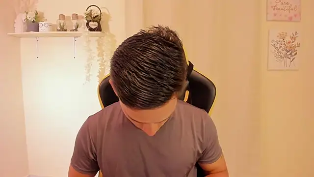 Snapshot of sexy_andres01 chatting on March 13, 11:33 pm sexy andres01 online show from March 13, 11:33 pm