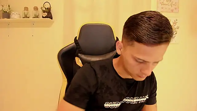sexy andres01 online show from May 14, 1:40 pm
