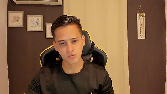 Snapshot of sexy_andres01 chatting on July 21, 10:12 pm sexy andres01 online show from July 21, 10:12 pm