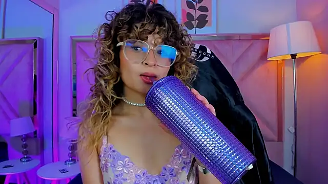 Snapshot of emilyjonesss_ chatting on February 25, 7:56 pm emilyjonesss online show from February 25, 7:56 pm