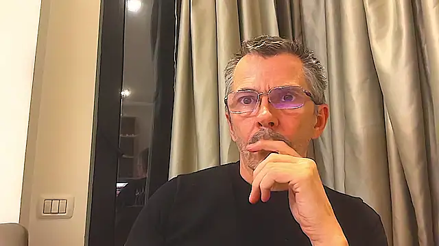 Snapshot of SerenaBFF chatting on February 24, 6:17 pm SerenaBFF online show from February 24, 6:17 pm