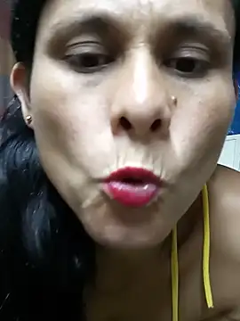 Snapshot of yuliitza4 chatting on May 15, 12:39 am yuliitza4 online show from May 15, 12:39 am