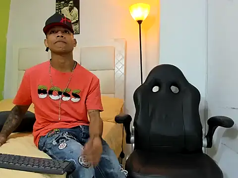 Snapshot of emanuel_23cm chatting on March 1, 1:40 am emanuel 23cm online show from March 1, 1:40 am