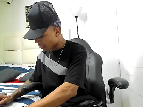 Snapshot of emanuel_23cm chatting on March 3, 2:39 am emanuel 23cm online show from March 3, 2:39 am