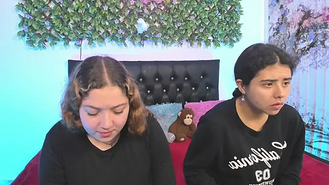 Snapshot of valeria_and_zoe chatting on April 28, 2:00 pm valeria and zoe online show from April 28, 2:00 pm