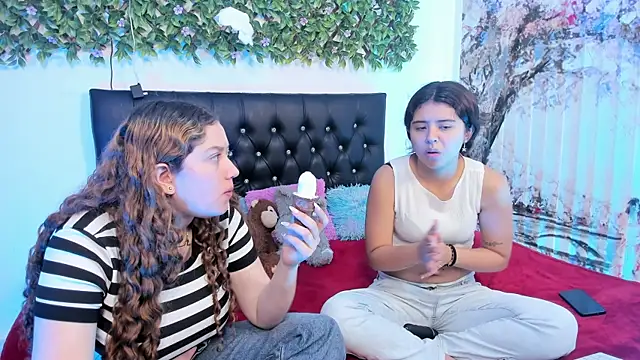 Snapshot of valeria_and_zoe chatting on May 1, 6:34 pm valeria and zoe online show from May 1, 6:34 pm