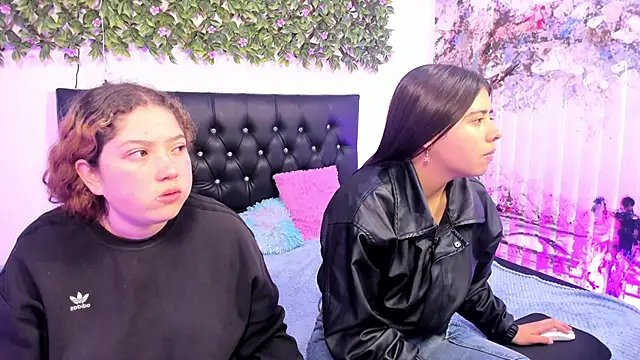 Snapshot of valeria_and_zoe chatting on June 2, 2:19 pm valeria and zoe online show from June 2, 2:19 pm