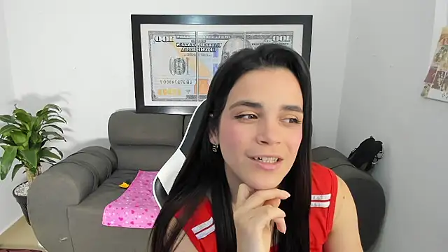 Snapshot of LucianaMoreaux chatting on March 2, 9:43 pm LucianaMoreaux online show from March 2, 9:43 pm