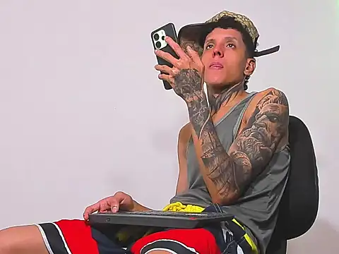Snapshot of gabriel_reyes21 chatting on May 19, 1:06 pm gabriel reyes21 online show from May 19, 1:06 pm