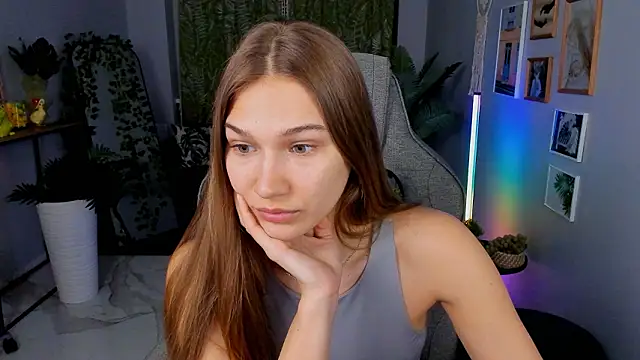 Snapshot of Sweet_Emilya chatting on March 24, 5:56 am Sweet Emilya online show from March 24, 5:56 am